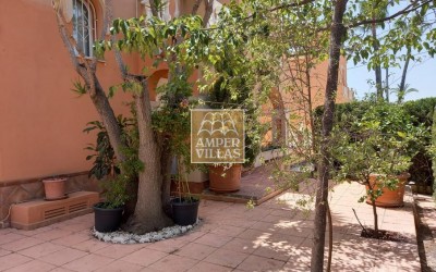 Bonito y amplio chalet en el centro del Albir con piscina privada.